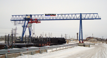 Widespan double cantilever gantry crane